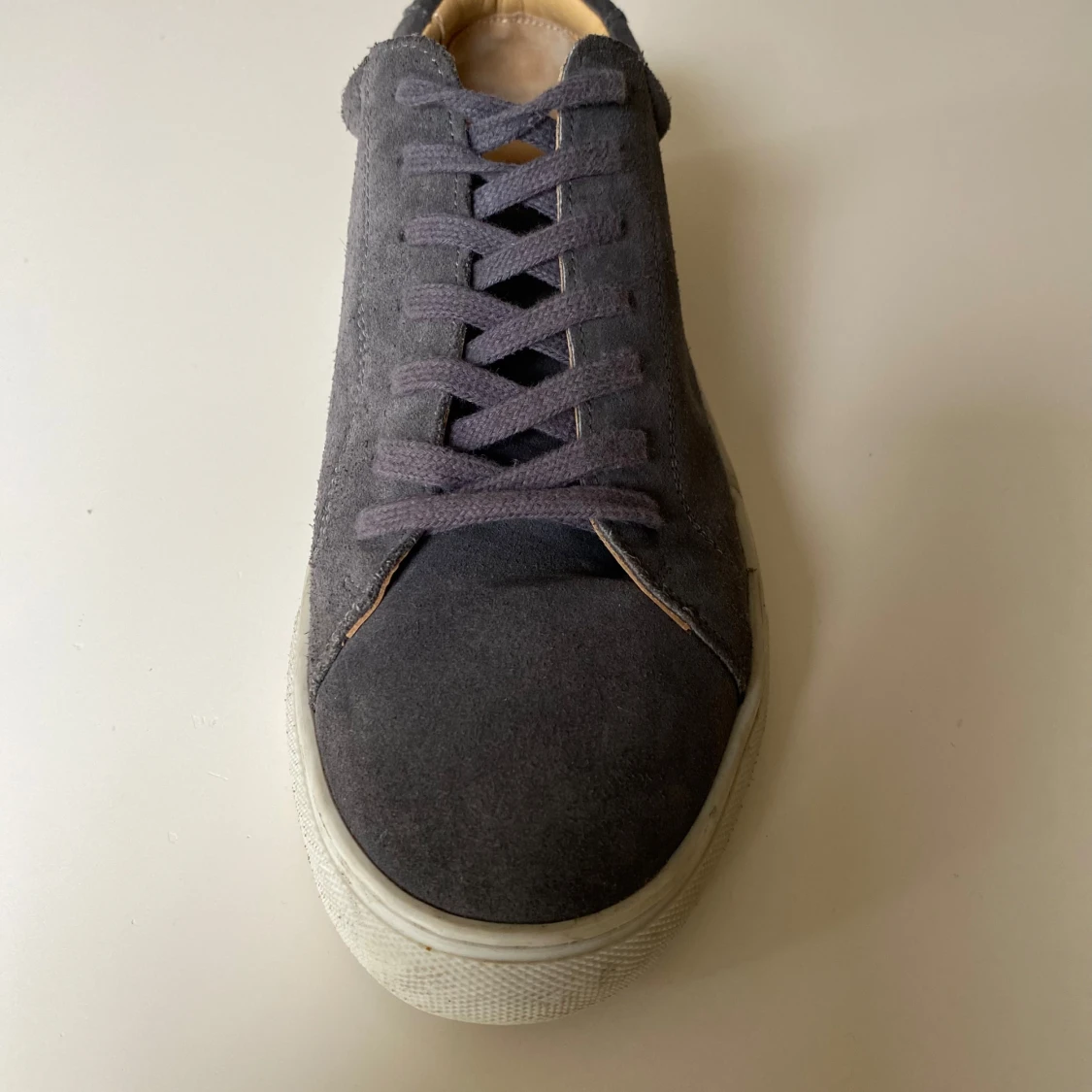 Grå mockasneakers från Myrqvist - 3