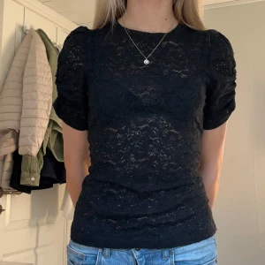 Svart spets topp med puffärm - Superfin svart spets topp💘kortärmad med rynkade ärmar!
