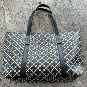 Svart och beige shoppingväska från By Malene Birger - Säljer en stor och rymlig shoppingväska från By Malene Birger i svart och beige med klassiskt grafiskt mönster. Väskan har svarta handtag och en innerficka med dragkedja. Perfekt för dig som vill ha plats med allt du behöver. Man får 5% RABATT när följer NordqvistFashionCloset på Instagram samt här på plick!!😊Mvh Wilgot