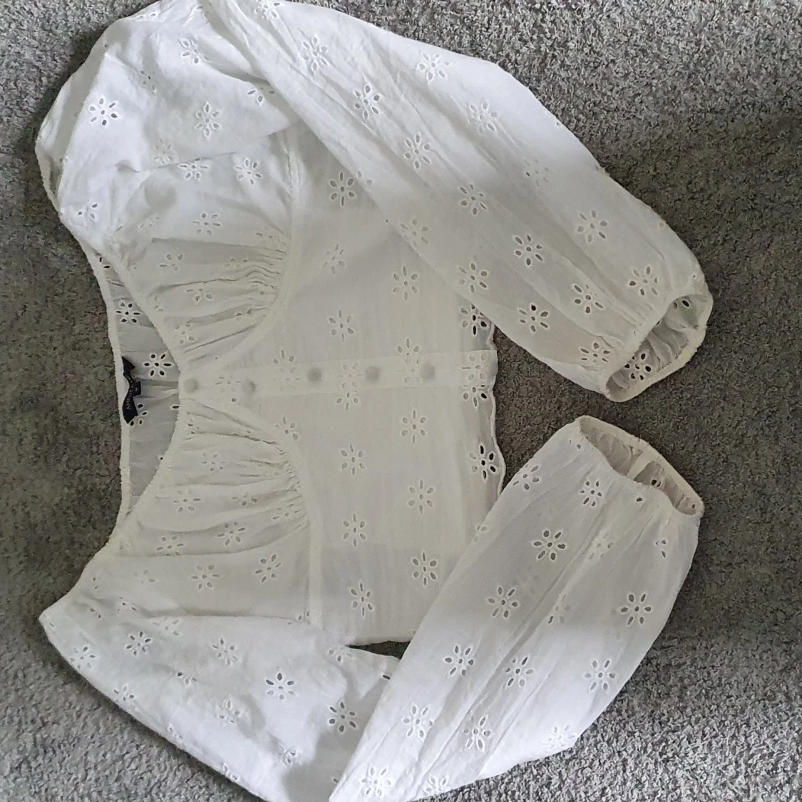 Vit blus med broderade blommor  - 1