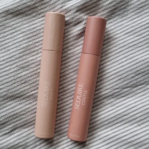 SÉDUIRE parfym duo soft & gentle - Två eleganta parfymer från SÉDUIRE. 😍💫 Säljer dessa parfymoljor 'SOFT' och 'GENTLE' då de inte fall mig i smaken men är perfekt för dig som gillar vanilj dofter. Nyskick har ej använt förutom en roll on för att prova doften. 