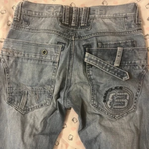 Blå jeansbyxor från Police - Blå jeans från Police i storlek 36/38(M). Köpta på Vinted men var för små i storleken. Bra skick annars förutom att en av knapparna på framsidan är av 