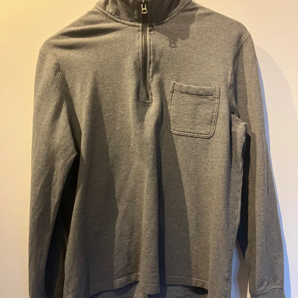 Skit snygg halv zip från dobber i grå färg .. Neuletakit & Villapaidat.