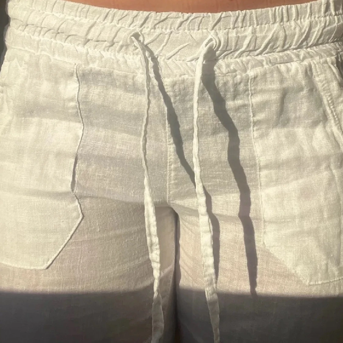 Vita linnebyxor från NA-KD