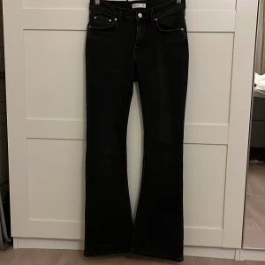 Bootcut jeans - Säljer ett par mörkgråa bootcut jeans från Perfect jeans. Storlek 36🥰