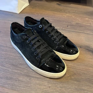 Lanvin Skor  - Svarta Lanvins i bra skick, UK 8 passar 42. Saknas en ögla för snörena och mockan e lite sliten men går att fräscha upp. Nypris 5200 mitt pris 2000kr! Över 250 deals gjorda med massvis av refs att visa, bara att skriva vid frågor eller funderingar! 