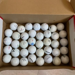 Låda med blandade golfbollar - Säljer en låda med 40 st bollar.  Blandade vita golfbollar från olika märken som Titleist, Callaway, Wilson och fler.  Perfekt för dig som vill fylla på golfbagen med extra bollar i bra skick!