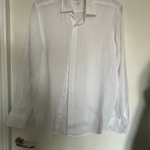 Vit linneskjorta från Massimo Dutti - vit skjorta i 100% linne från Massimo Dutti. skön nu till sommarn. kan gå ner i pris vid snabb affär 