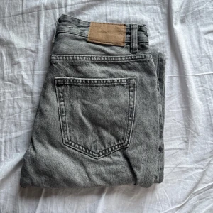 Grå jeans från Zara - Straight jeans, använt skick men inga defekter. Kom med prisförslag!