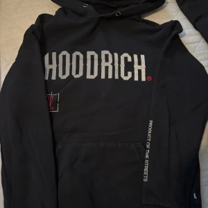 Svart tracksuit från Hoodrich - Säljer nu en Hoodrich dress som har gjort sitt och passar inte längre den har legat och tagit plats hemma och jag känner att det är dags att sälja denna fina tracksuit vidare. Tracksuiten är i bra skick och har inga stora skador men är använd