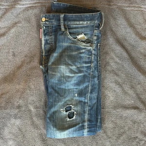 Blå Dsquared2 jeans - Säljer ett par Dsquared jeans strlk w31.Pris 599kr (kan diskuteras). Om du undrar nått så är det bara att fråga ✌🏼✌🏼