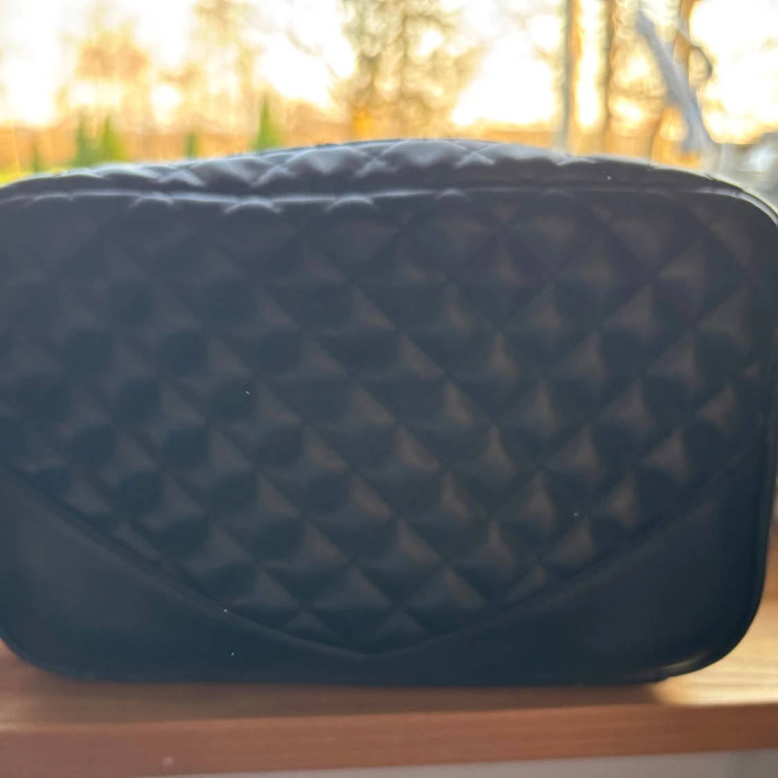 Svart quiltad axelväska från Guess - 1