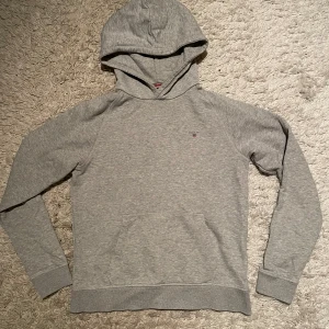 Gant Hoodie - Skick 9/10 inga defekter knappt använd storlek 176/16 years motsvarar XS. Hör av vid fler funderingar!