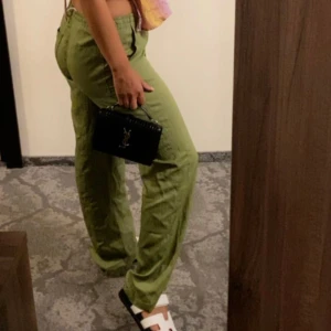 Gröna cargopants linne - Snygga gröna cargopants med avslappnad passform. Perfekta för en cool och bekväm stil. Matcha med en färgglad topp för en trendig look.
