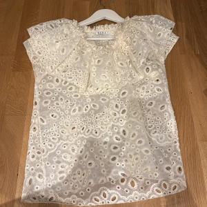 Vit blus med broderade detaljer från Wera - Säljer en vit blus från Wera. Supersnygg till både jeans och kjol! Storlek 36💕Kolla in min bio innan ni köper!! 
