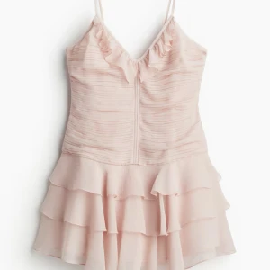 !!!!!!!! SÖKER !!!!!!!! rosa klänning från hm i st xs/s 🤍 - ♡