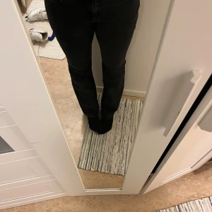 Svarta bootcut jeans - Säljer ett par helt svarta bootcut jeans i storlek S som har använts ca 5 gånger och är i mycket bra skick!!