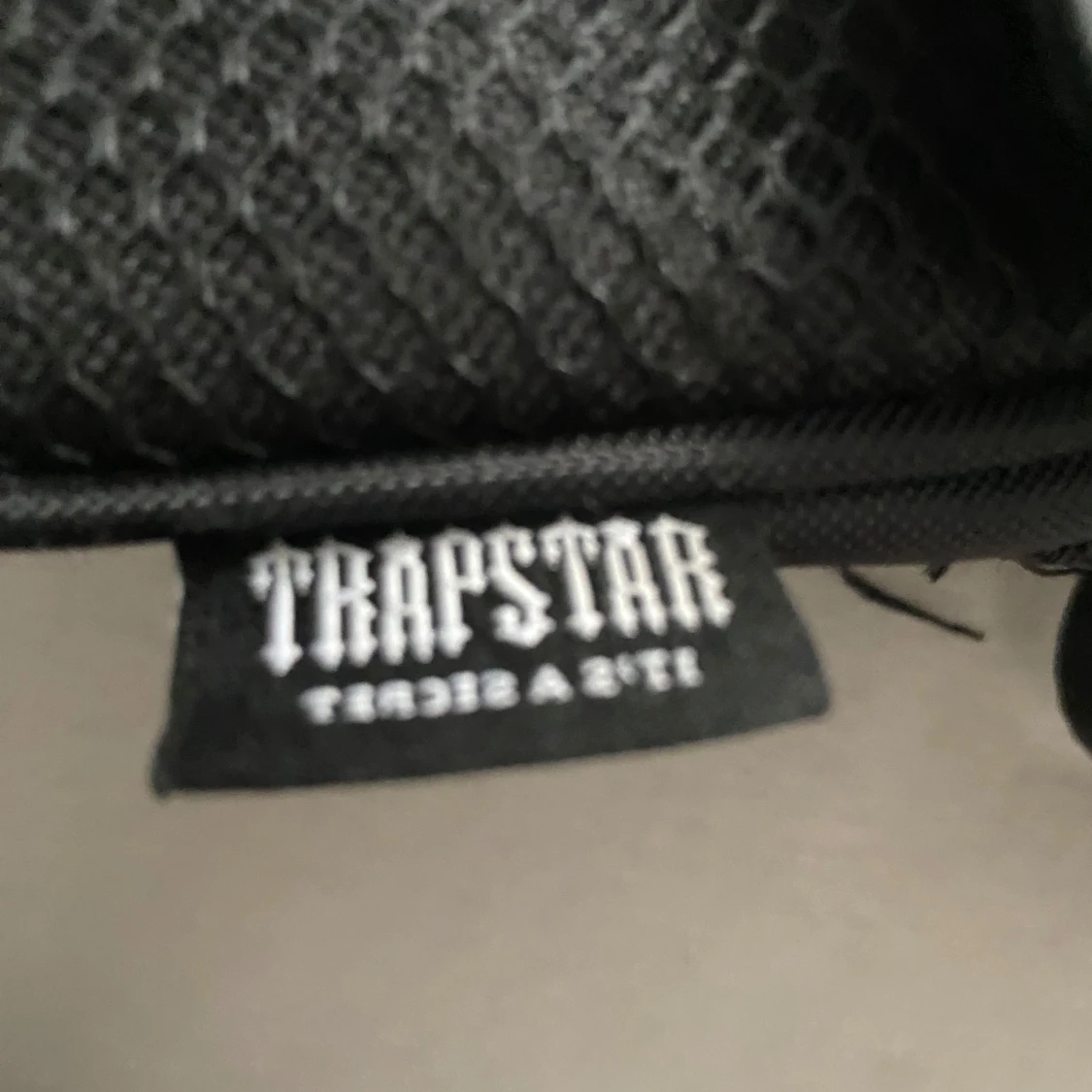 Säljer en svart axel väska - märke trapstar  - 2