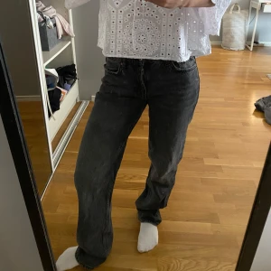 Svarta raka jeans - Säljer ett par svarta jeans som är raka och har medel till låg midja🥰