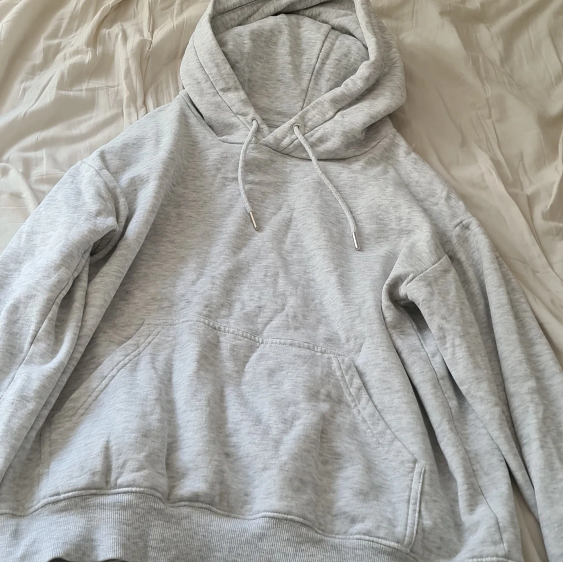 Ljusgrå hoodie med ficka - 2