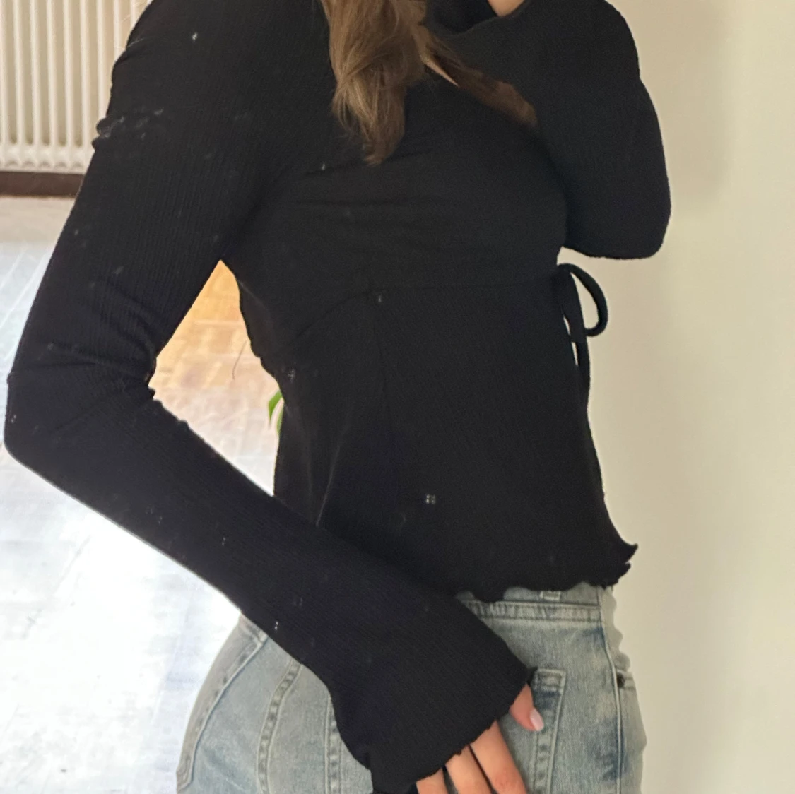 Svart långärmad topp med knyt - 1