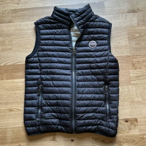 Colmar väst - Colmar, Condition: 10/10, retail price: 1500kr, hör av dig ifall du har frågor osv,passar dig som e 150-160, lägg bud eller köp direkt, MVH// Gotelaborgresell 