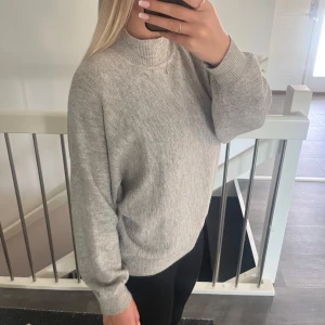 grå stickad tröja - säljer denna super gosiga tröja från hm pågrund av att det inte längre används. Super skönt och fin!!❣️❣️