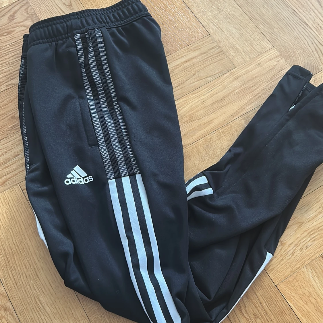 Svarta träningsbyxor från Adidas med vita ränder