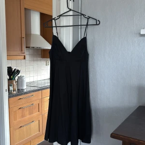 Svart klänning - Säljer denna svarta klänning då den inte längre kommer till användning.