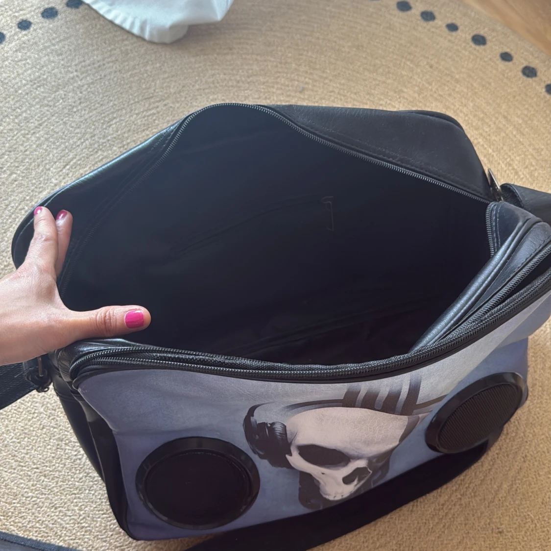 Portable Bag with Built-in Speakers – AUX & USB  - 1