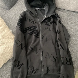Armani  - Hej jag säljer min Armani kofta som inte jag använder mer är jätte bra i skick och är storlek L/XL slim 