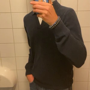 Mörkblå långärmad pikétröja - Säljer en mörkblå långärmad piketröja i cashmere och merino ull från massimo dutti, passar dig som ligger mellan XS och S.