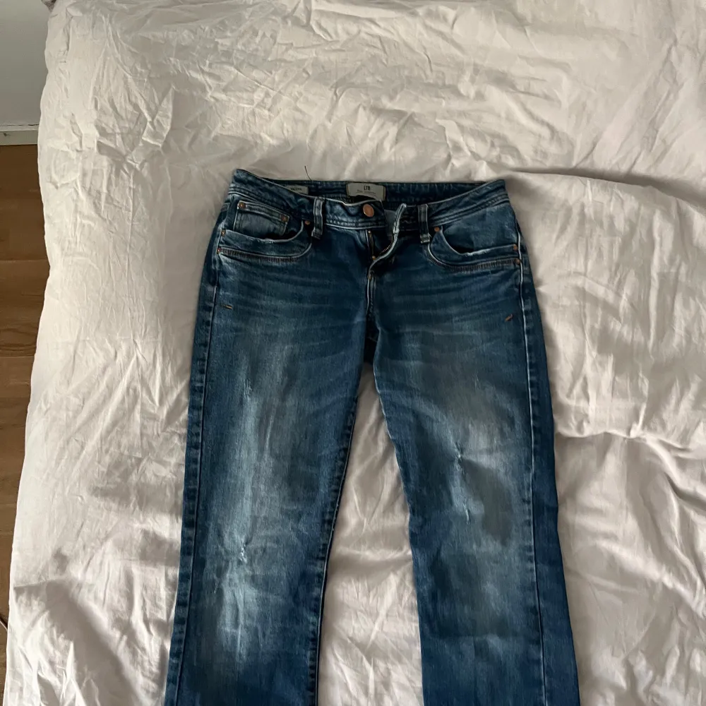 Ny skick, säljer då dem är förstora för mig. Mörkblå LTB jeans valerie med några slitningar för en trendig look . Farkut & Housut.