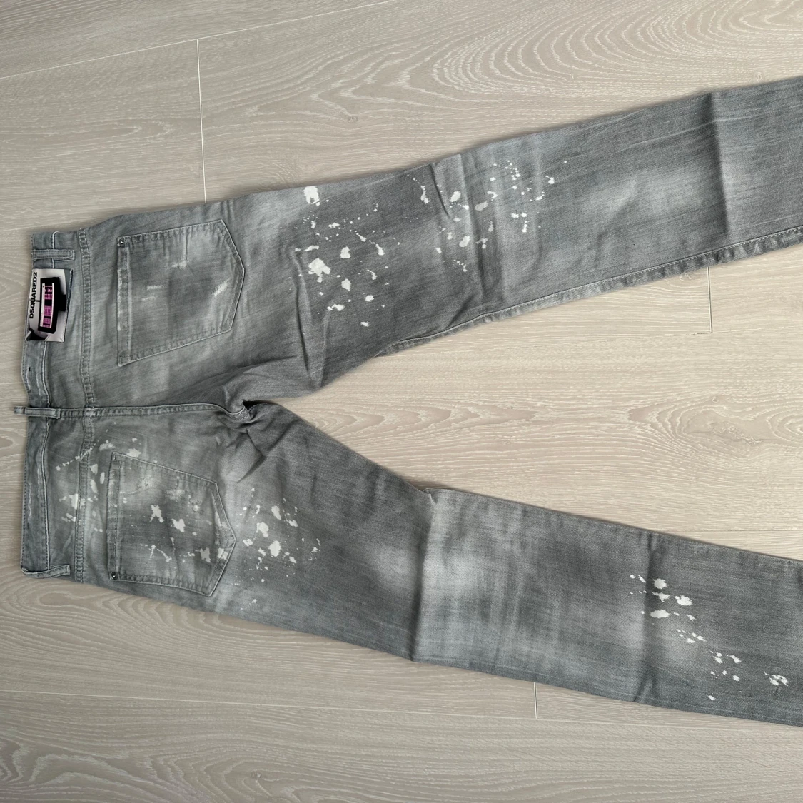 Grå jeans med slitningar och färgstänk från Dsquared2 - 1