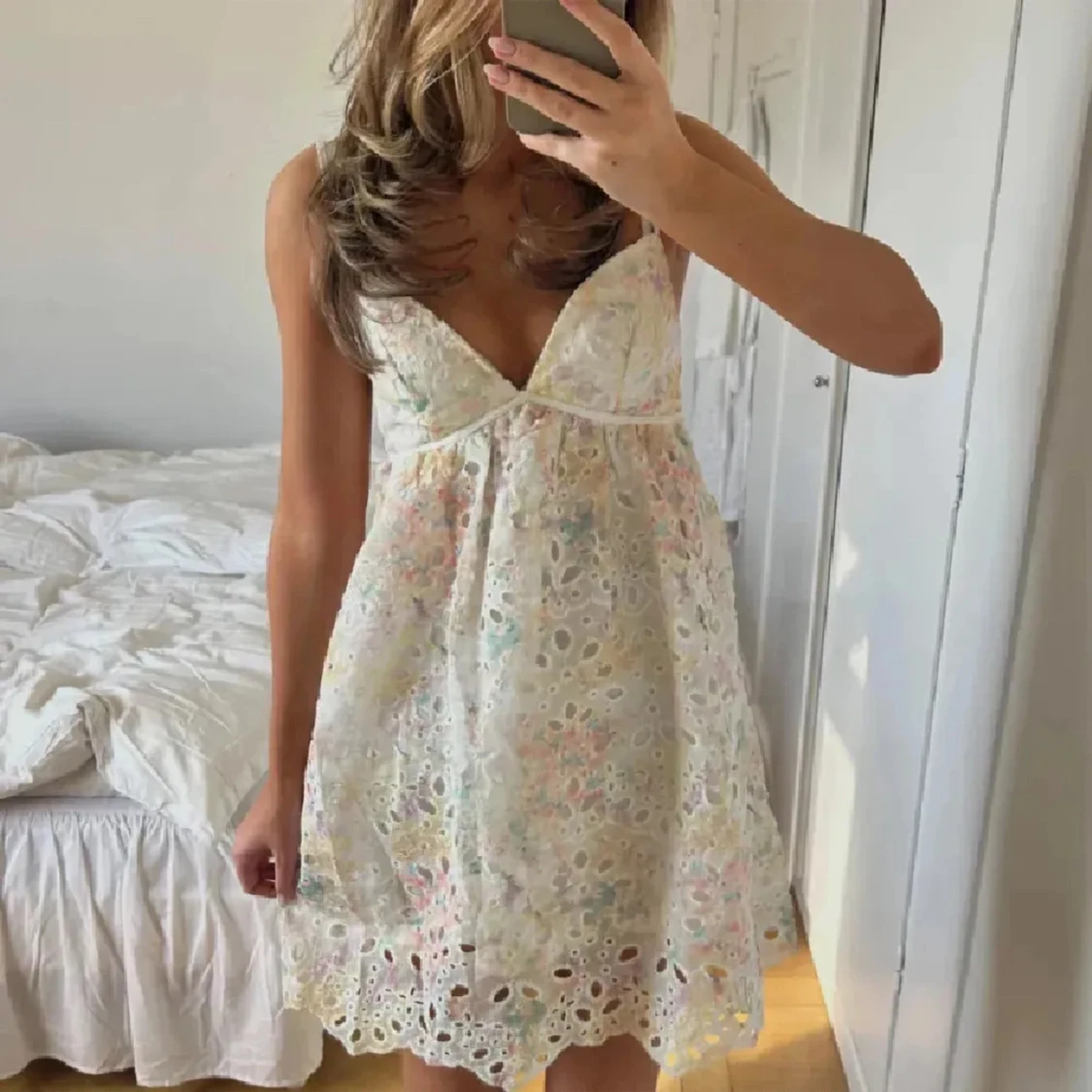 Vit blommig spetsklänning med v-ringning - 1