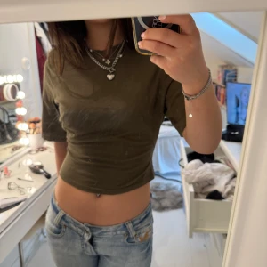 Topp med axelvaddering - Såå cool topp med axelvaddering, endast använd 1-2 gånger!😇💕