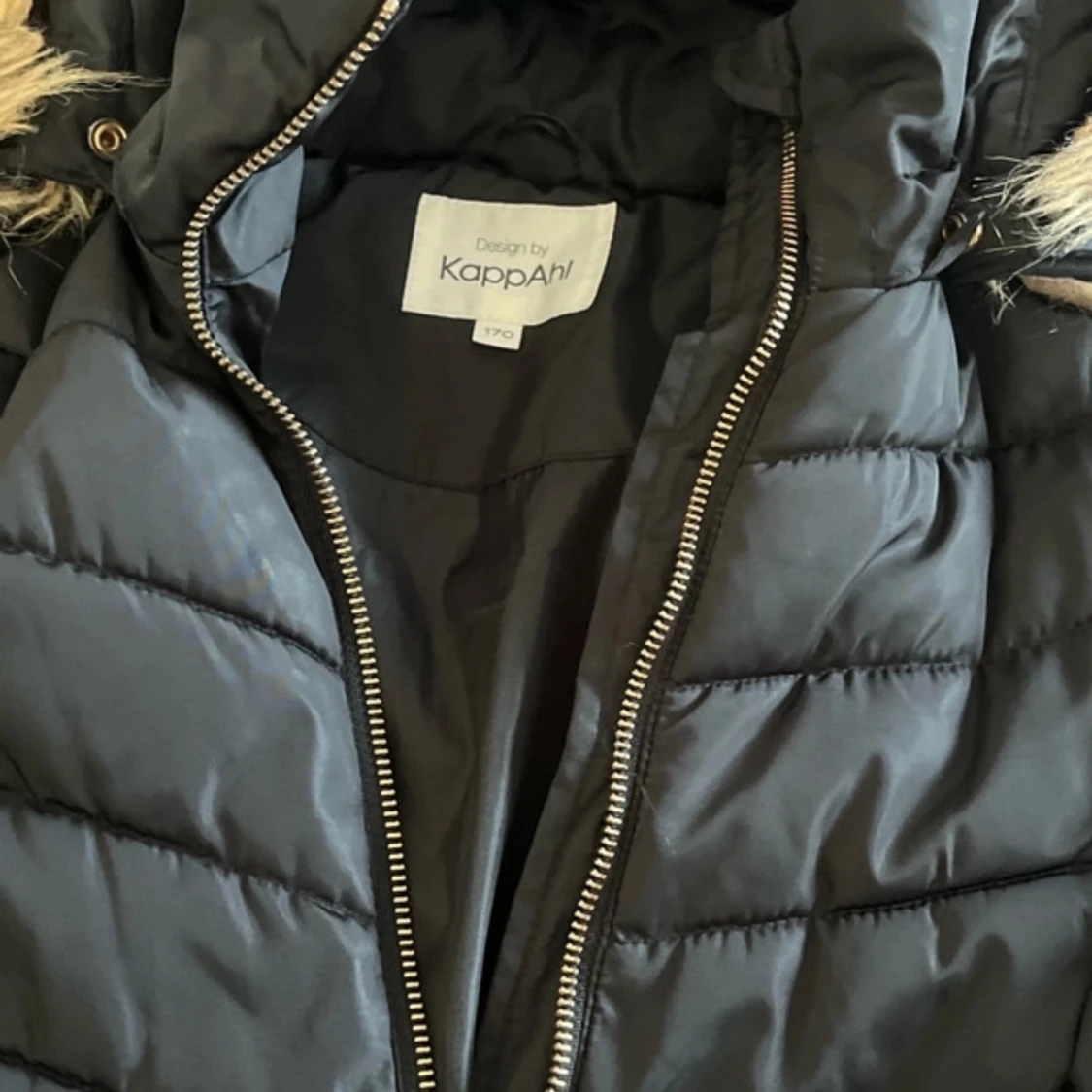 Svart pufferjacka med fuskpäls från KappAhl - 2