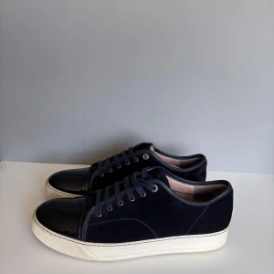 Lanvins  - Säljer ett par snygga lanvins i storlek UK12 (EU46), cond 9/10 några små märken på toecaps men syns knappt annars väldigt bra skick! Tillkommer endast skor!