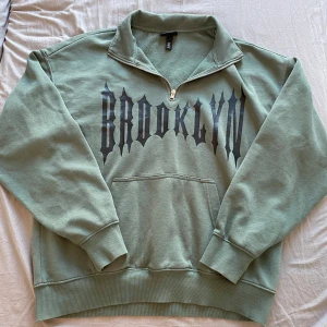 Mörkgrön HM hoodie - Snygg långärmad tröja med dragkedja, lite knottring, storlek S, säljs inte längre i butik, skriv för fler bilder eller frågor😊