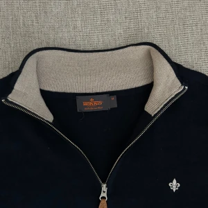 Morris halfzip - En blå half zip tröja från Morris i mycket bra skick. Skönt material i 100% merinoull.   Storlek M.   Nypris 1799kr.  Titta gärna in andra plagg på i sortimentet på min profil!