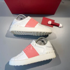 Valentino Skor - Hej! Säljer nu mina skor från märket Valentino, storlek 36, väldigt bra skick, givetvis äkta. Tveka inte på att höra av dig om du har frågor eller funderingar kring skorna! 