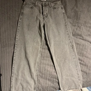 Grå jeans från Jack & Jones - Grå jeans från Jack & Jones. Rak passform. Aldrig använda. Nypris 350kr