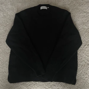 Carin Wester tröja - Super mysig svart stickad tröja från Carin Wester i 100% ull🤍Är i strl S men är liten i storlek så sitter som en XS. Knappt använd🤍(Säljer för högst 50 kr då jag vill bli av med allt)
