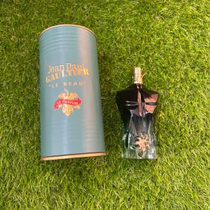 Jean Paul Gaultier Le Beau Le Parfum herrparfym - Unik herrparfym från Jean Paul Gaultier, Le Beau Le Parfum. Flaskan har en stilren kroppsliknande form i mörkgrönt glas med guldfärgad detalj framtill. Kommer i en elegant grön tub med guldtext och röd insida på locket. Ca 60-17% kvar perfekt för sommaren 