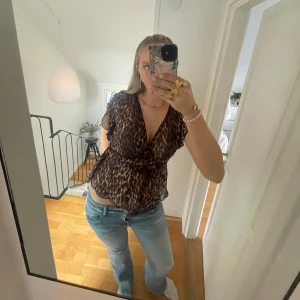 Leopardmönstrad blus  - Säljer en jättefin festtopp från aboutyou, aldrig använt ❤️ 