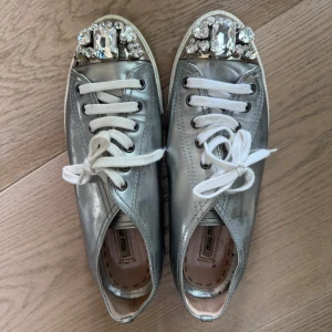  sneakers från Miu Miu - Skit snygga sneakers från miu miu