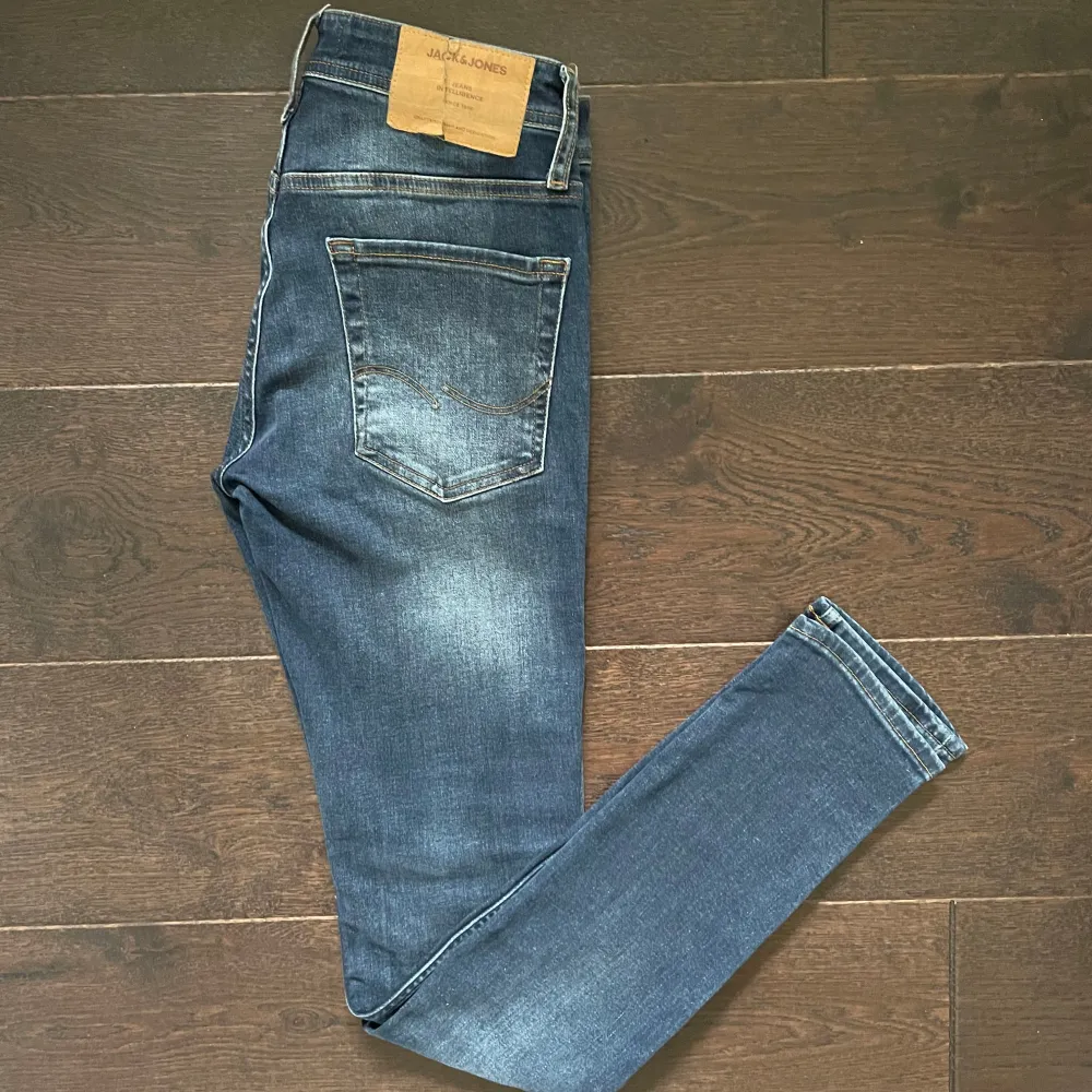 Hej säljer nu dessa tvär snygga Jack & Jones jeansen som är i modellen Skinny Liam och storlek 28/32. Skick 7/10 inga hål eller fläckar. Kom dm för mer frågor och svar 😇🙌. Farkut & Housut.