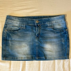 Jeanskjol  - Midjemått: 40cm, längd: 28cm. Läs gärna min bio innan ni ställer frågor 💖(storlekslappen är avklippt) 