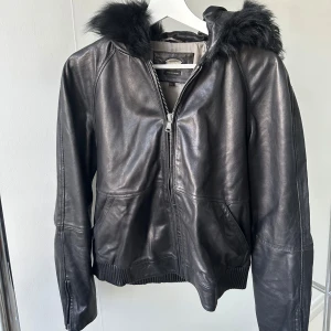 Svart skinnjacka  - Säljer en så cool svart skinnjacka från Massimo Dutti. Storlek L men motsvarande S.