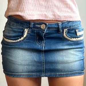 Jeanskjol  - Midjemått: 34cm, längd: 24cm. Läs gärna min bio innan ni ställer frågor 💖(storlekslappen är avklippt)